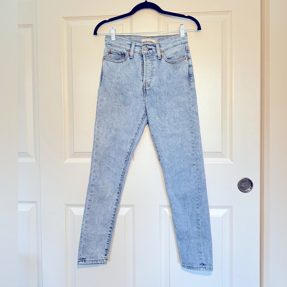 LIKE NEW Levi’s Wedgie Skinny w/ button fly - Size 24 -